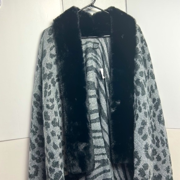 FAUX Fur Trim Open Front Vintage\Retro Inspired Pancho Cape Soft Warm One Size - Picture 4 of 16